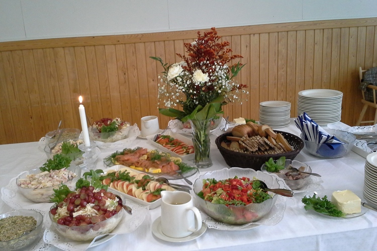 Katettu tarjoilupöytä