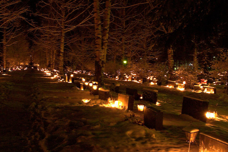 Hautoja ja kynttilöitä talvi-iltana.