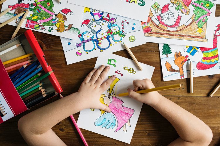 Lapsi piirtää enkeliä. (kuva: rawpixel.com)