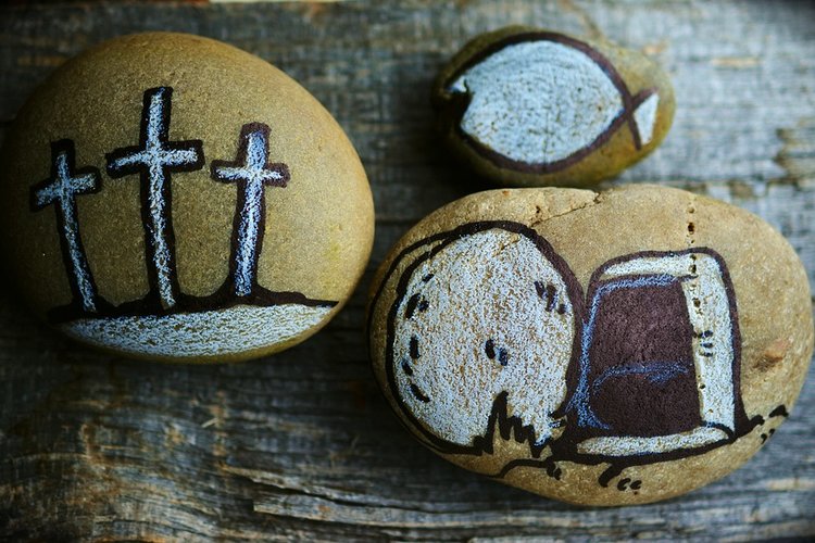 kiviin maalattu pääsiäisisen symbooleja