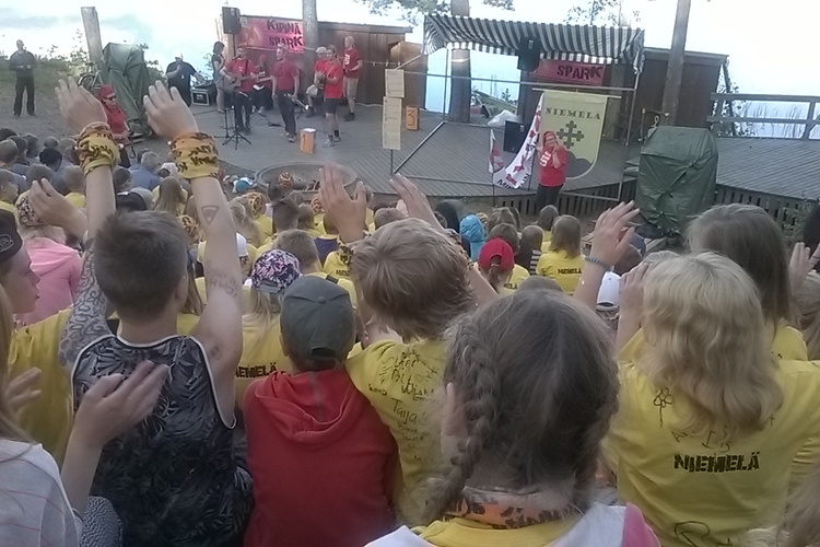 Lapsia katsomassa esitystä partaharjulla