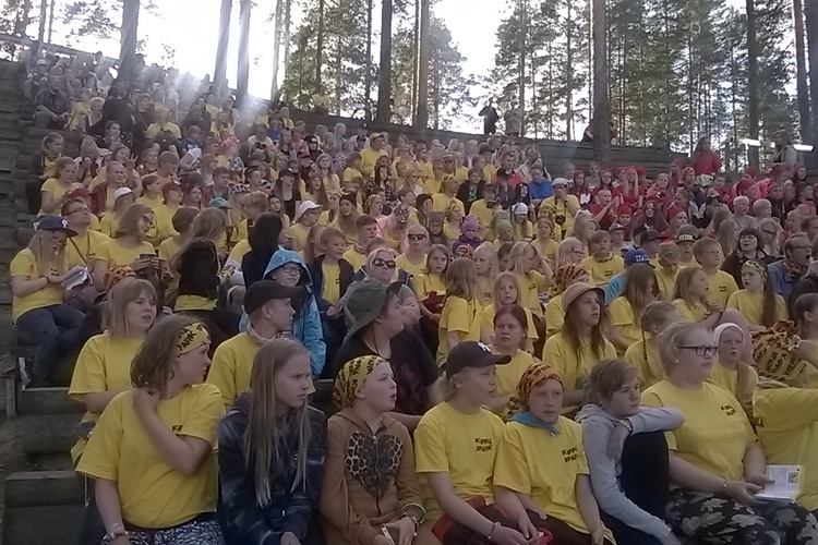 lapsia istumassa Partaharjulla katsomossa.